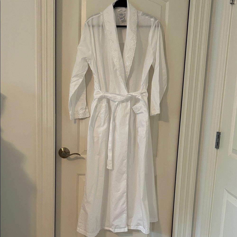 Cabernet White Embroidered Robe